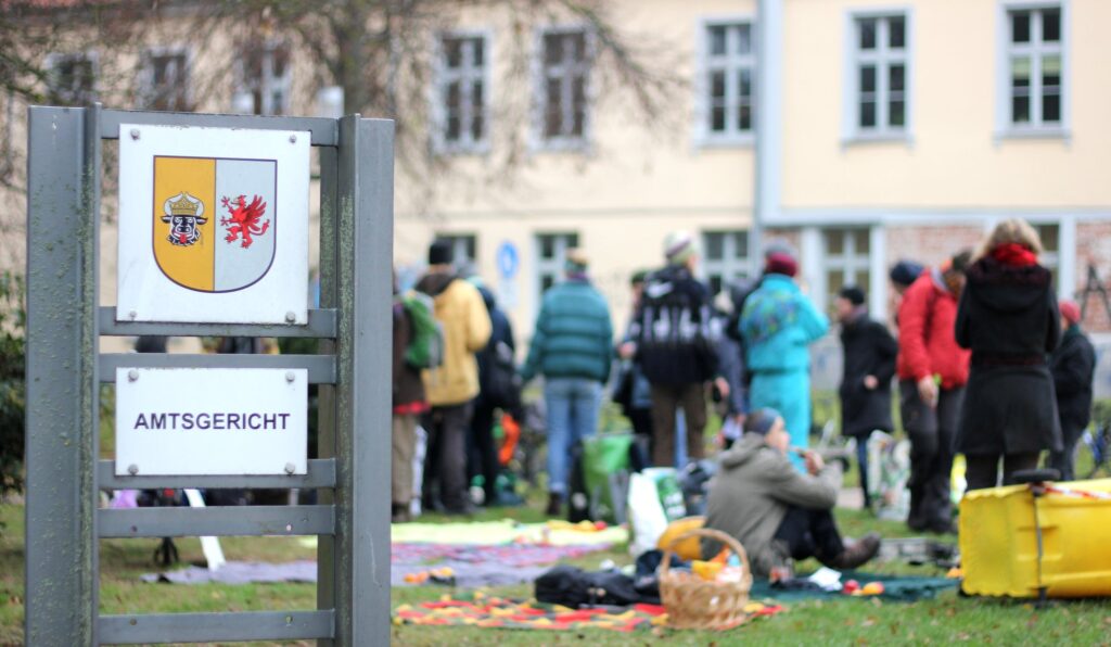 30. November 2022 in Greifswald: Aktivisten demonstrieren mit einem Protest-Frühstück gegen die Kriminalisierung vom Containern/Lebensmittelretten
